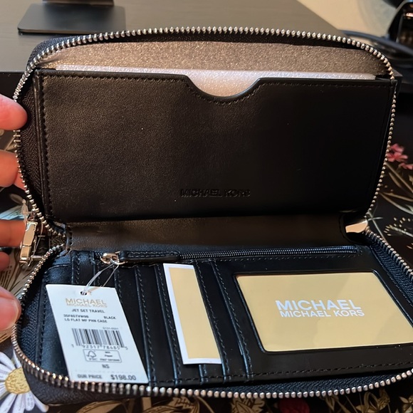 Brand new Michael Kors Jet Set Travel wallet/wristlet holder with phone holder - Picture 2 of 6